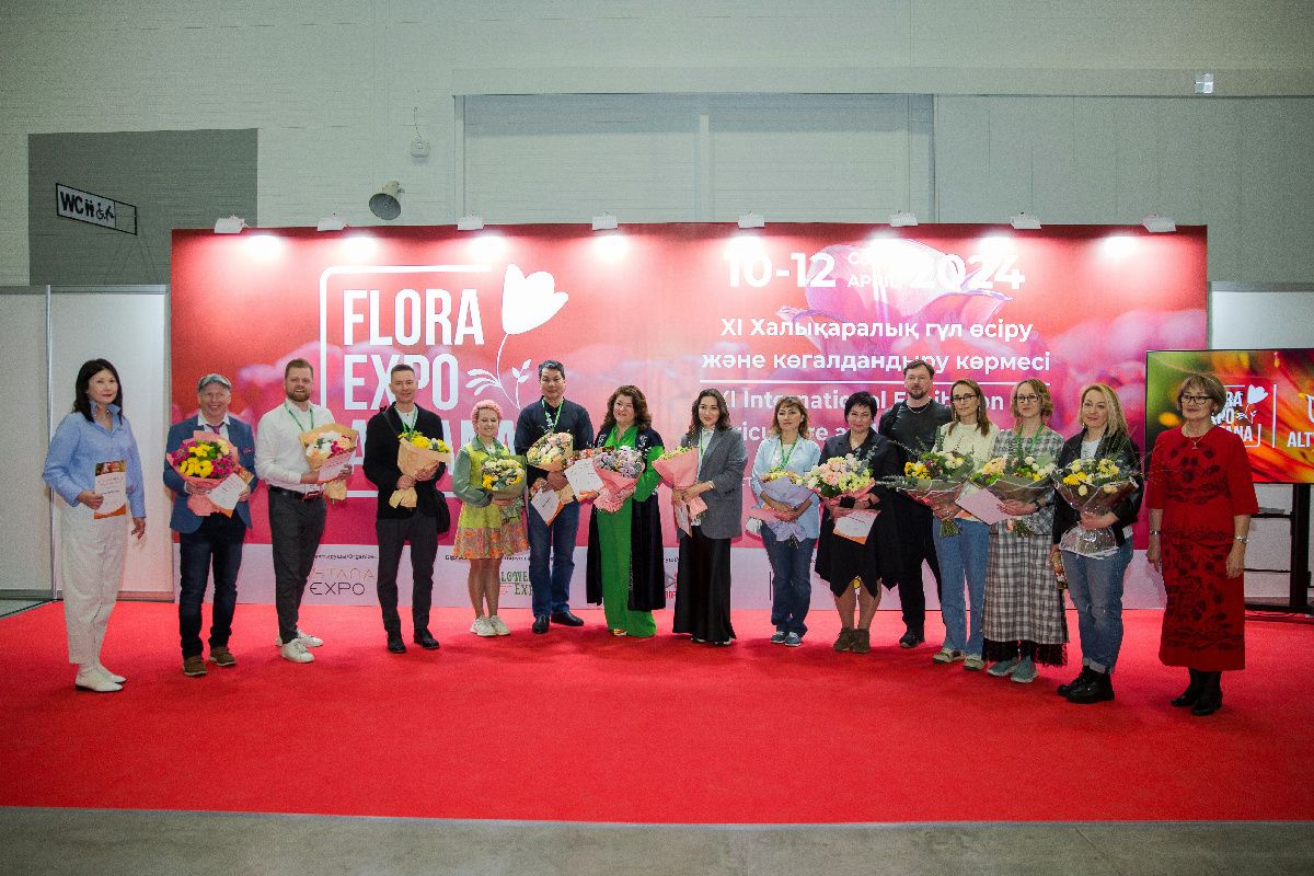 Участники выставки Flora Expo с букетами